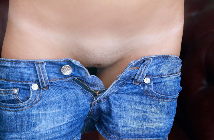 Писечка в джинсовых шортах