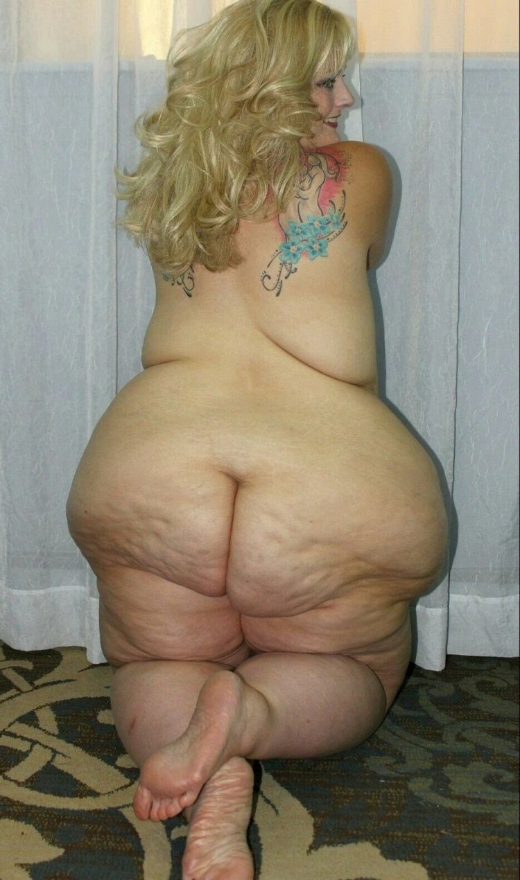 Целлюлитные ляжки старухи