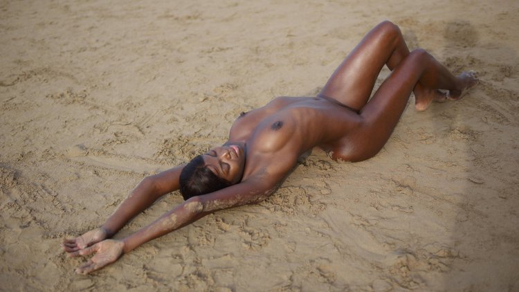 Тиффани Тейтум с негром