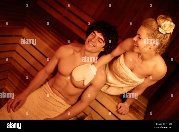 Ню фотосессия пары в сауне