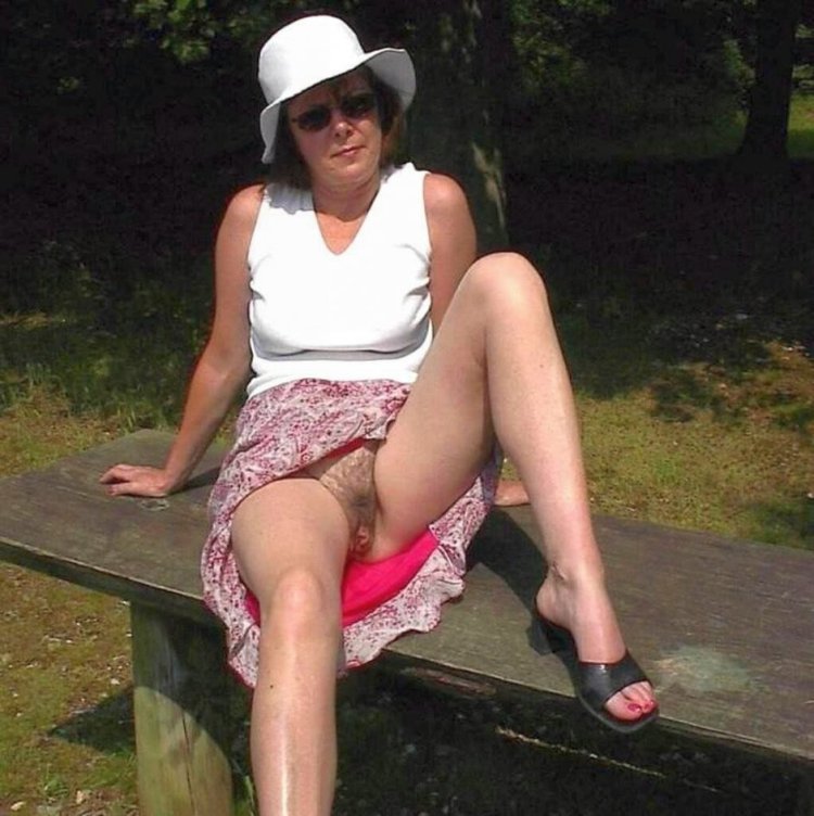 Жена на корточках без трусиков