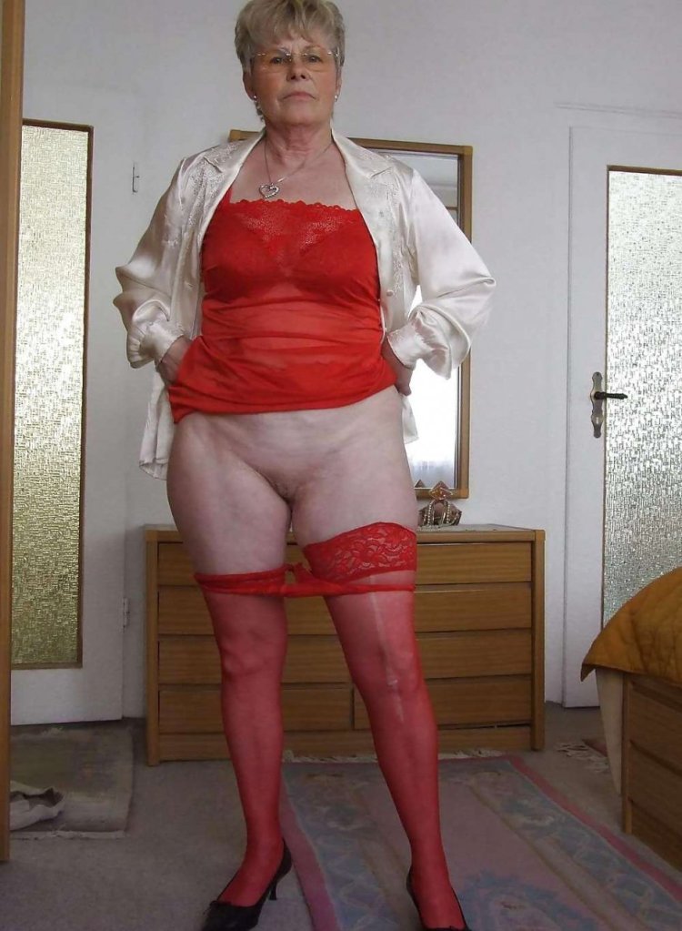 Зрелые в юбке и без трусов