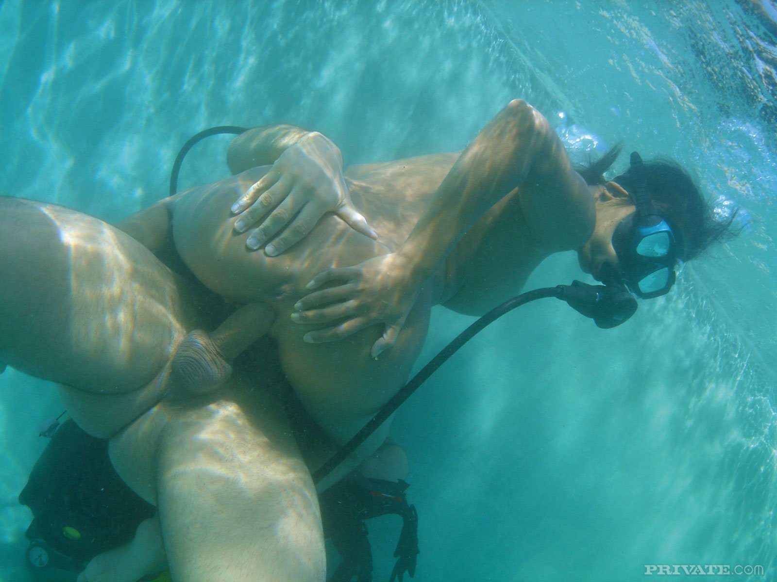 голые попы под водой фото 106