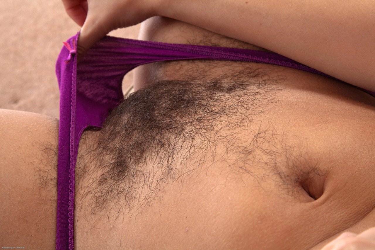 волосатая пизда под трусами у женщин фото 49