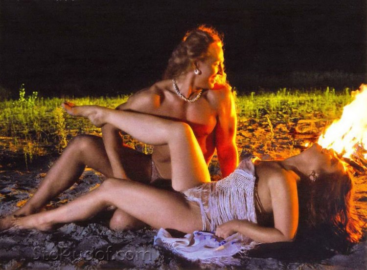 Голые зрелые со следами от загара