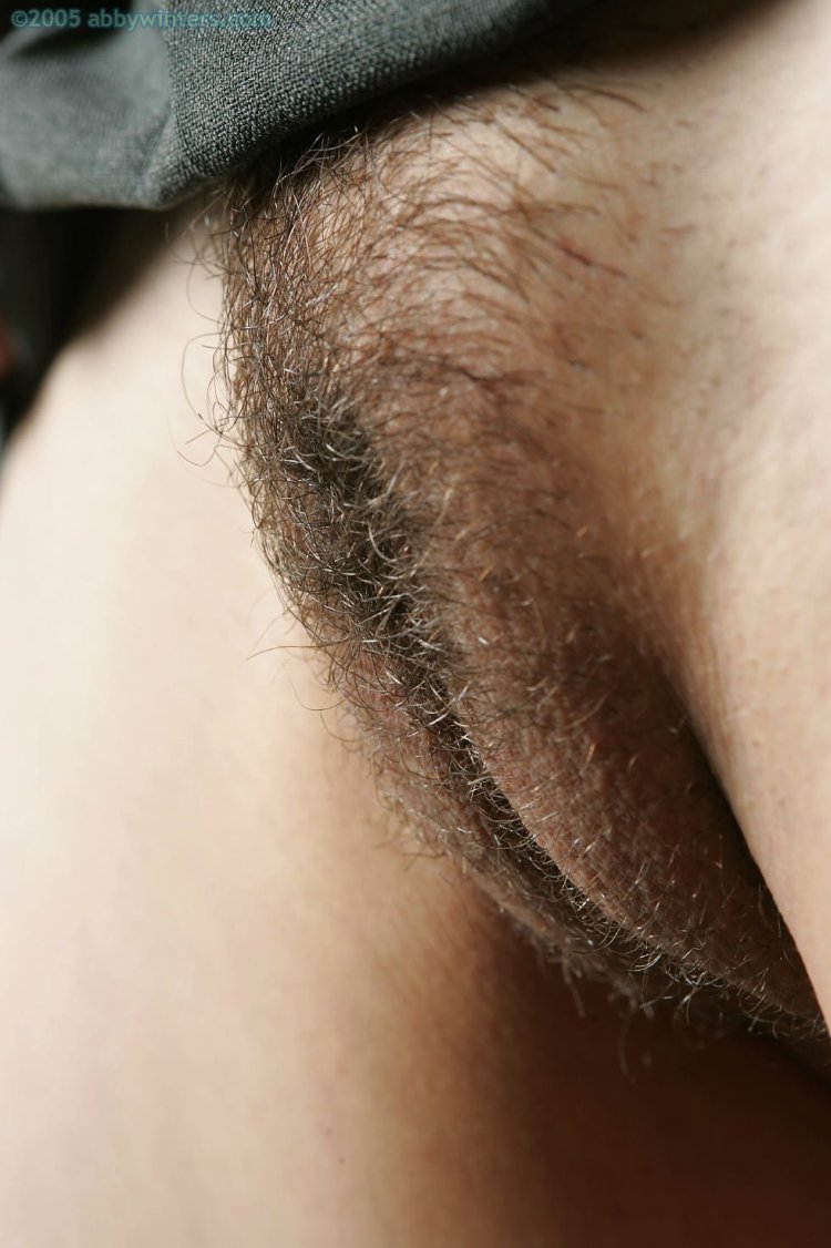 Волосатый женский лобок крупным планом
