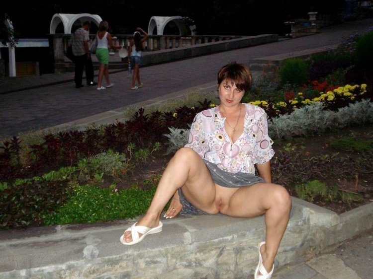 Зрелые без трусов под юбкой