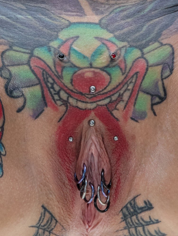 Женские интимные тату и пирсинг