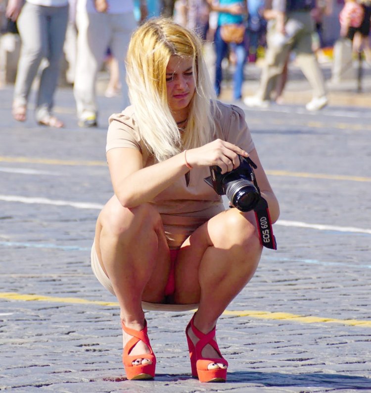 Девушки без трусов в общественных местах