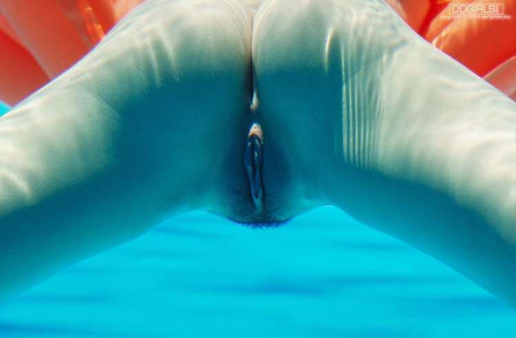 Девушка кончила под водой