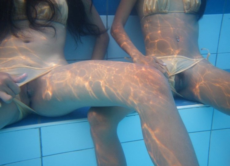 Голые синхронистки в воде