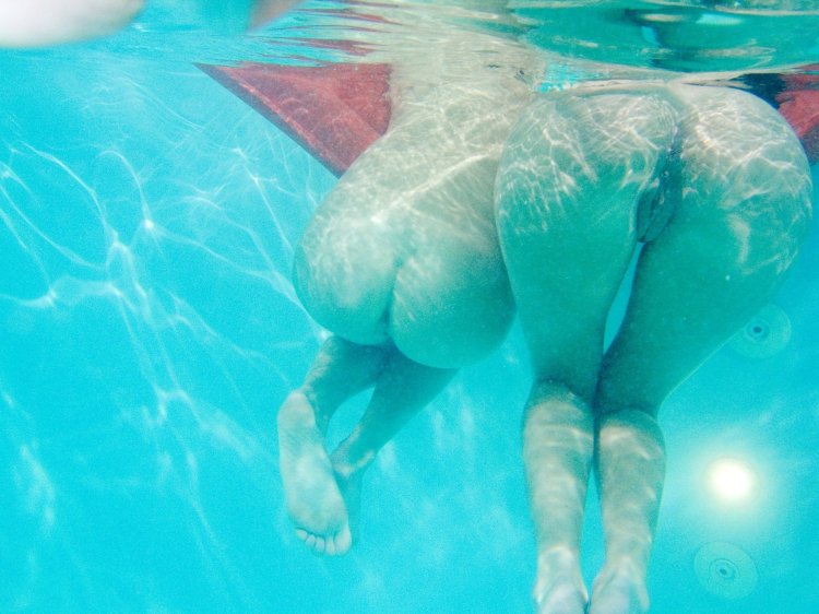 Под водой без трусиков