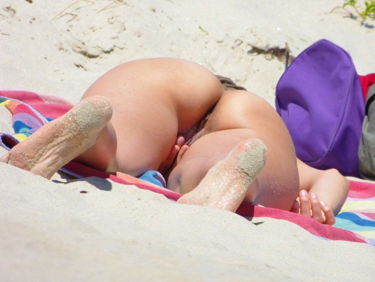 Засветила пилотку на пляже