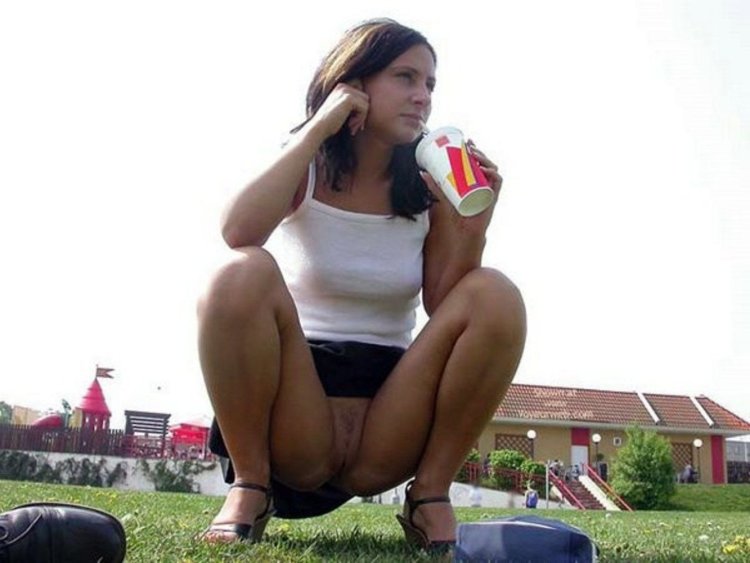 Девушки в юбках без трусов