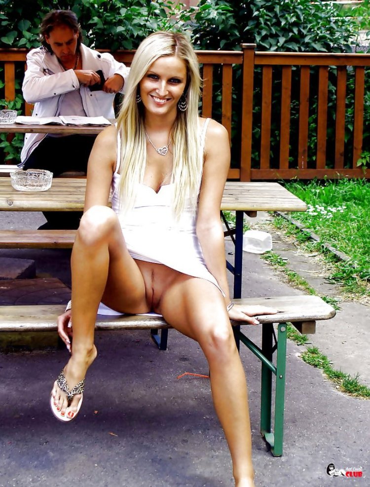 Женщины без трусов под юбкой