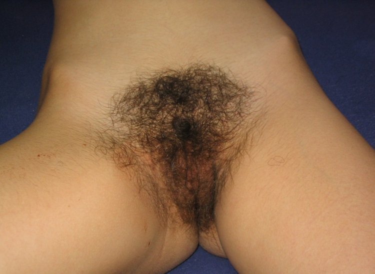 Киска с волосиками на лобке