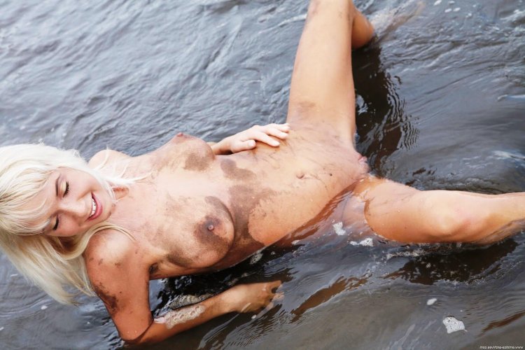 Голая брюнетка в грязи