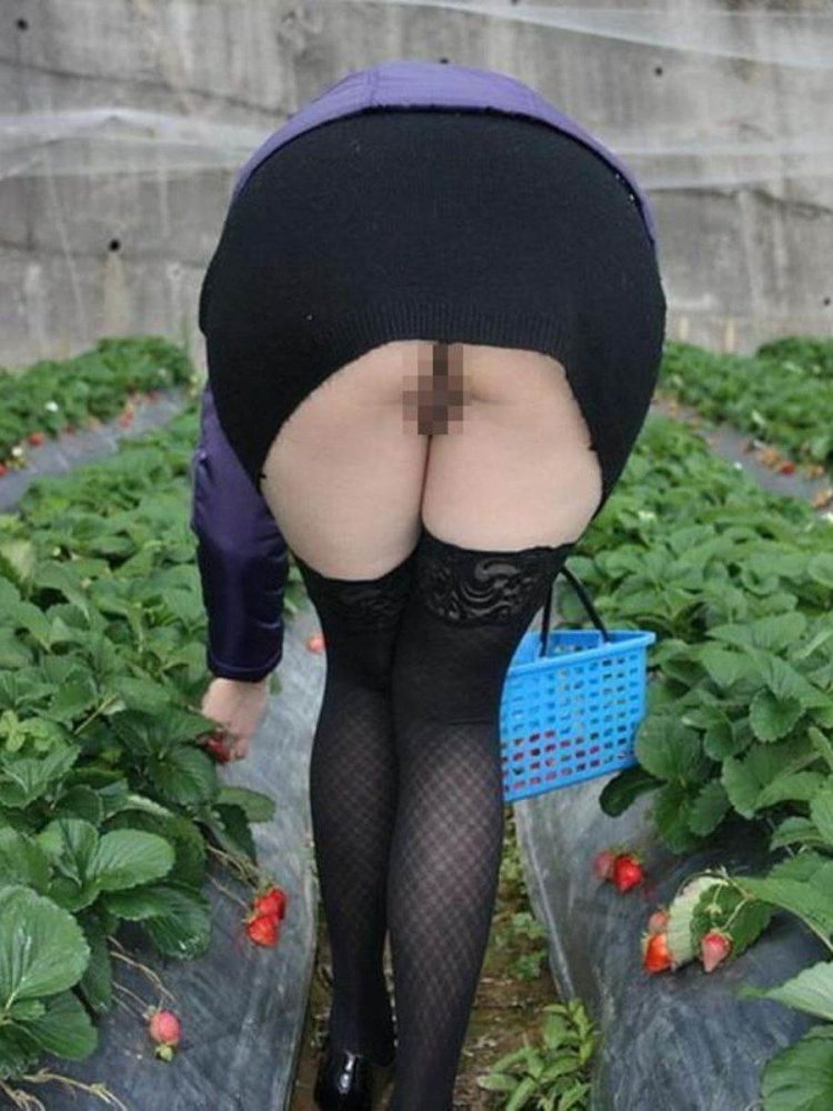 Волосатая без трусов нагнулась