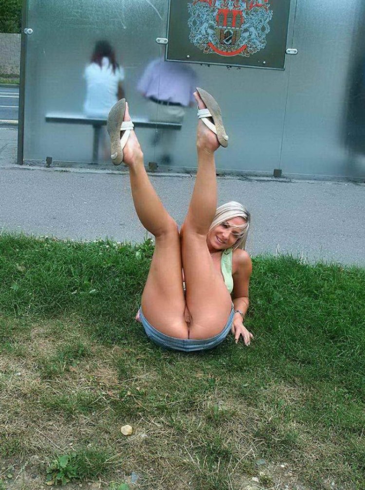 Прикольные девушки без трусов