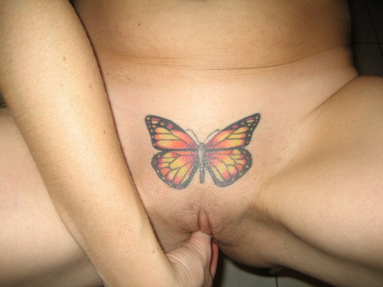 Бабочка напротив вагины
