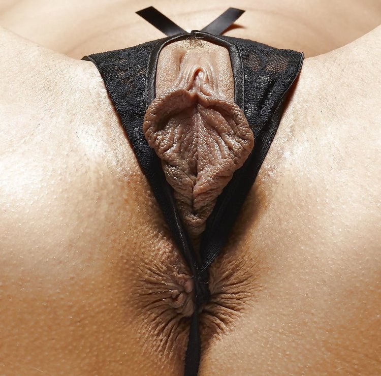 Огромные половые губы в стрингах