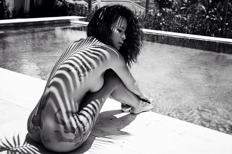 Айза Анохина топлесс