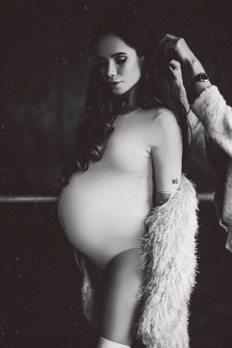 Селфи эротическое с раздвинутыми ногами