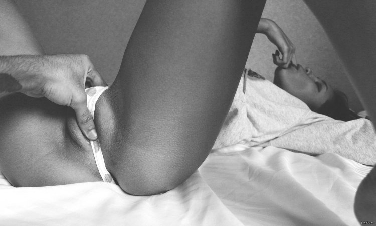 Мужские пальцы в трусиках