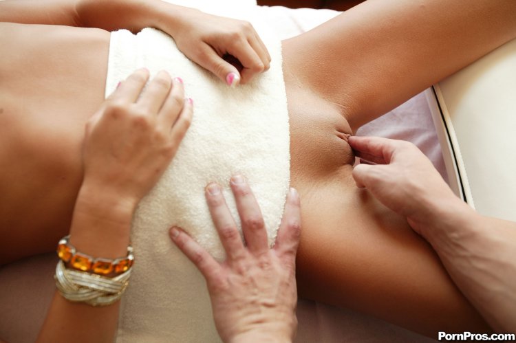 Мальчик ласкает киску массаж