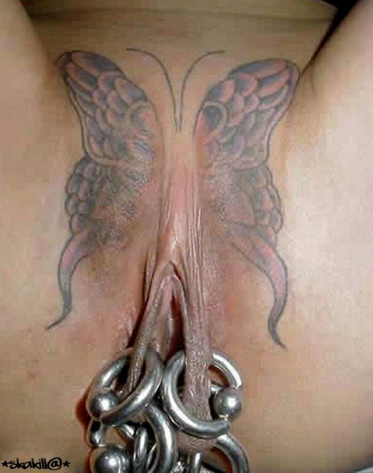 Голые девки в тату салоне