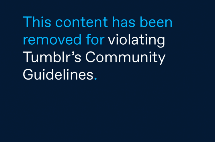 Девушка теребит клитор