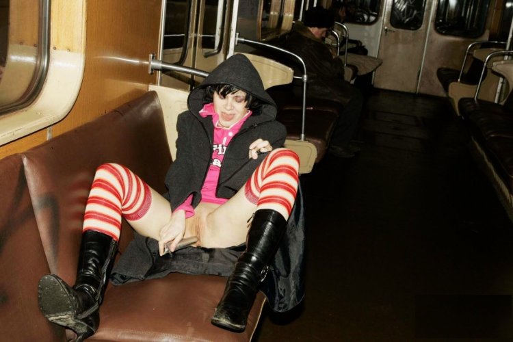 Подрочила девушке в метро