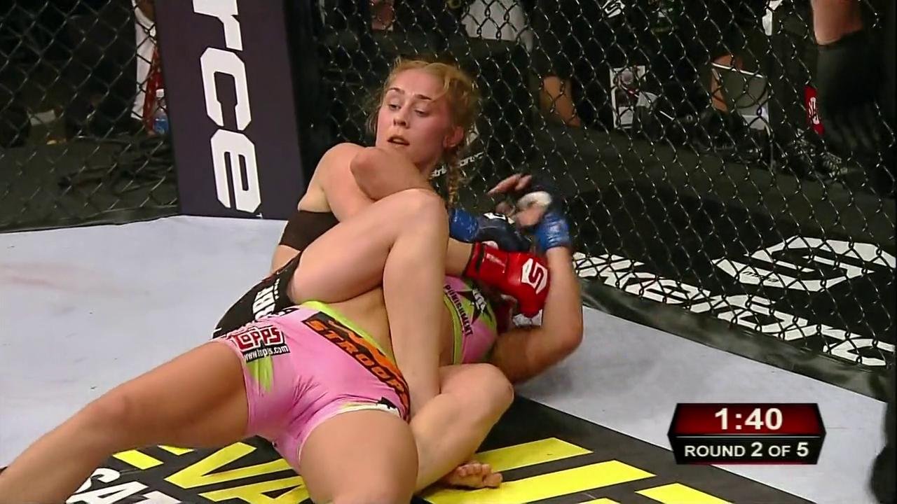 UFC 218 Amanda Cooper vs Angela Magana фото.