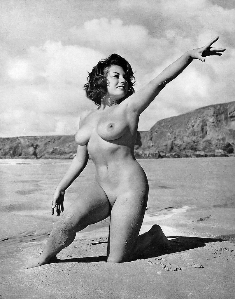 Советские женщины на пляже (101 фото) .