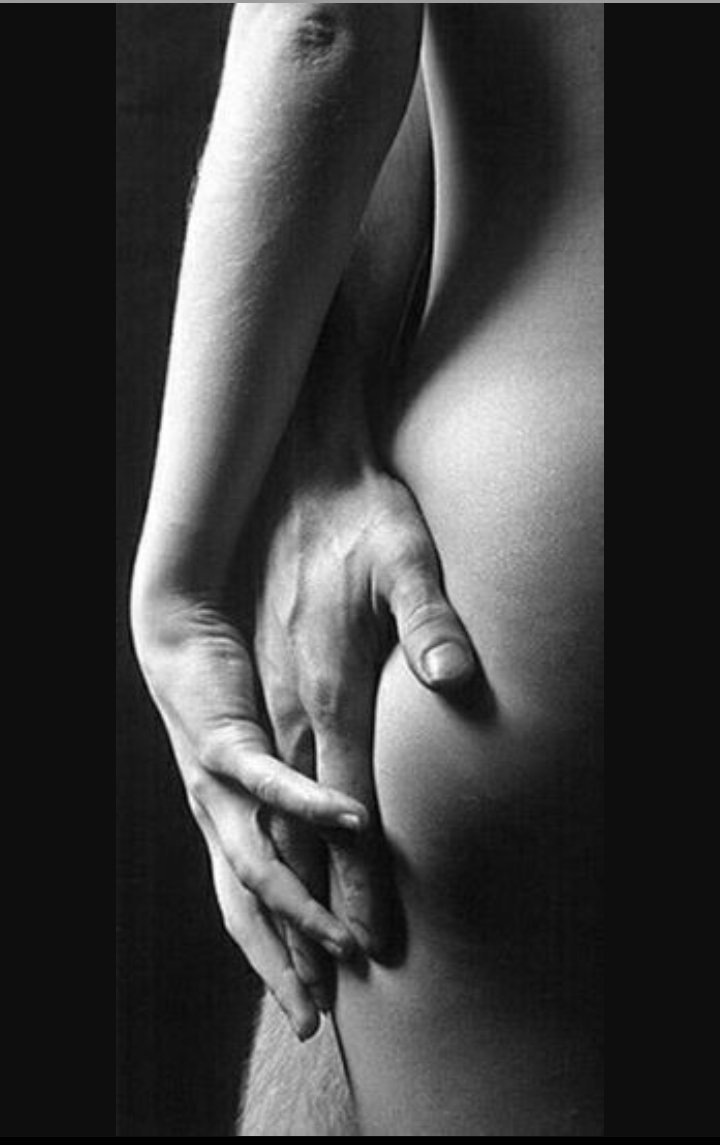 Голые мужчина и женщина обнимаются