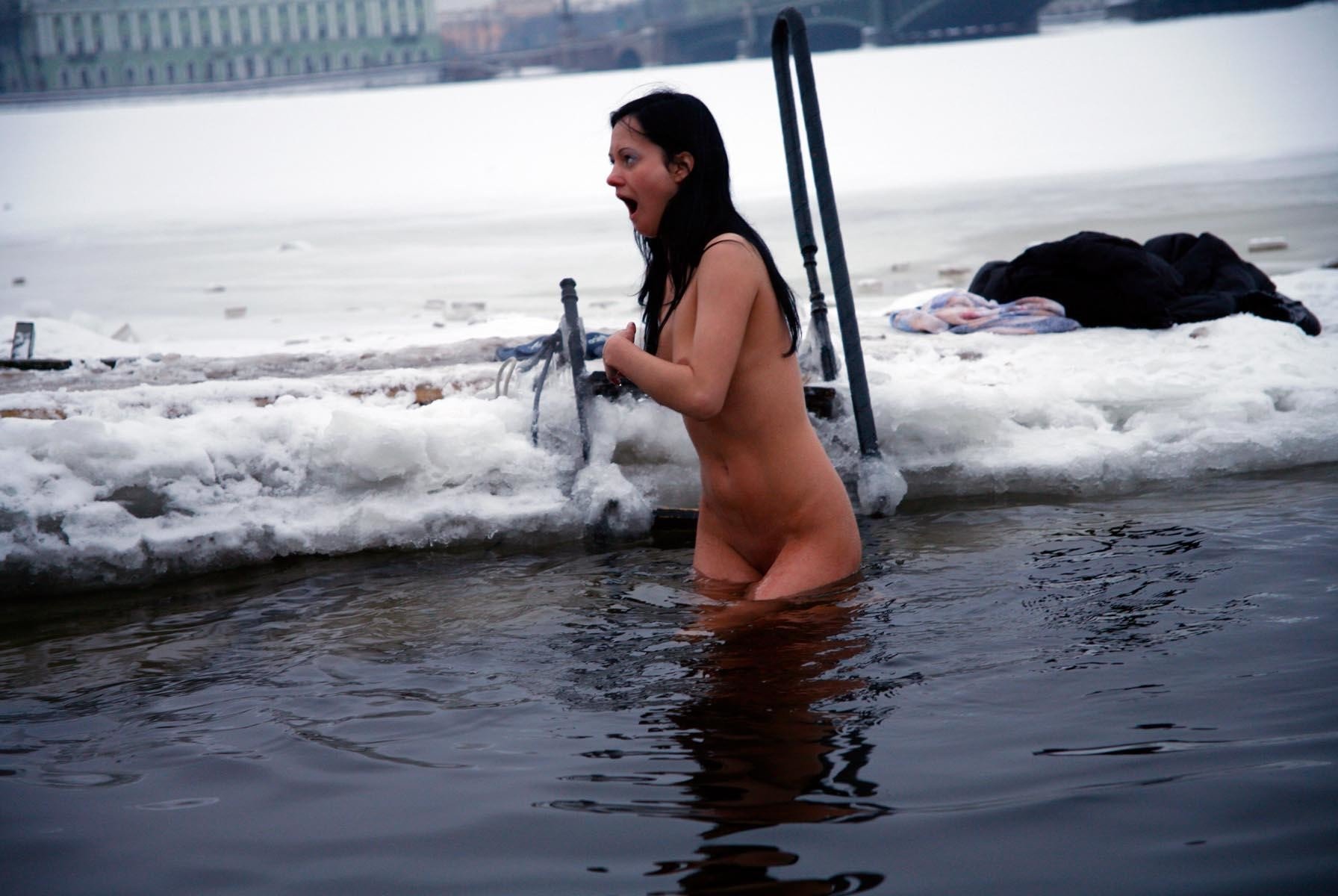 женщины в проруби купаются голыми фото 27
