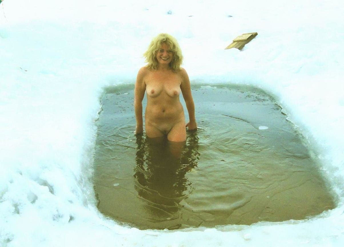 Женщины купаются в проруби (103 фото) .
