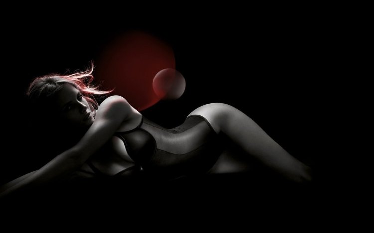 Фотосессия ню на черном фоне