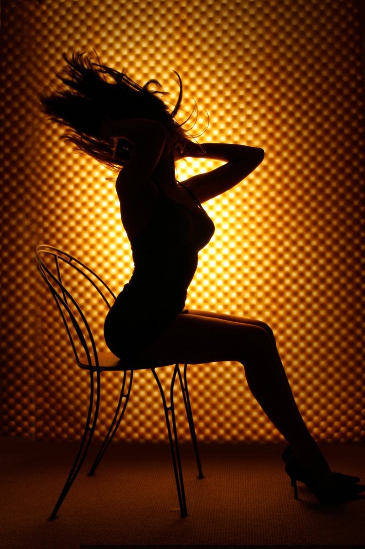 Контур девушки