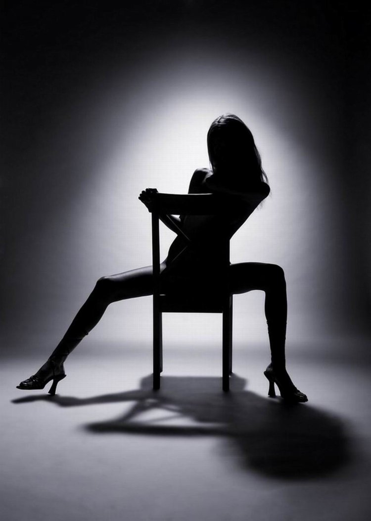 Силуэт девушки в проходе ночь