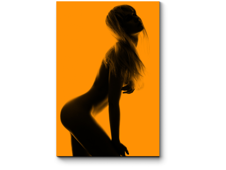 Женщина на темном фоне