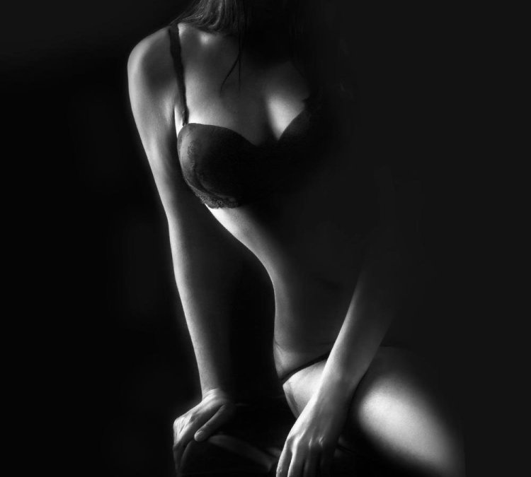 Женскоетело на череом фоне