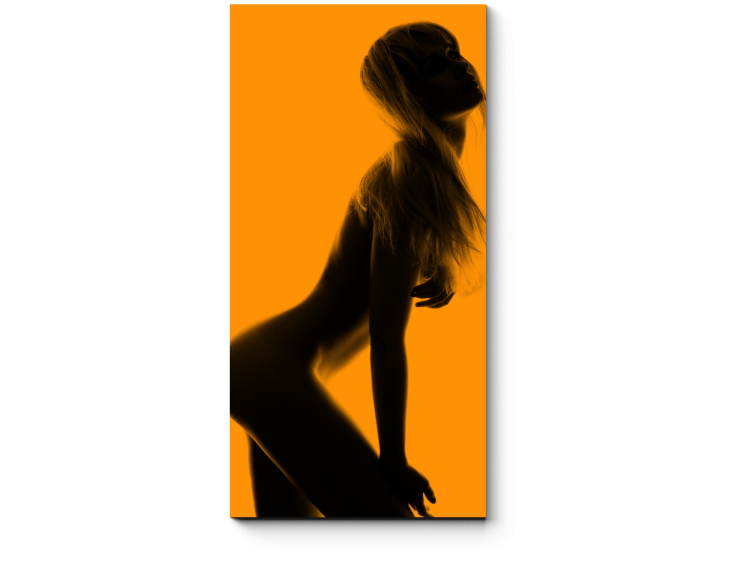 Женское тело на черном фоне