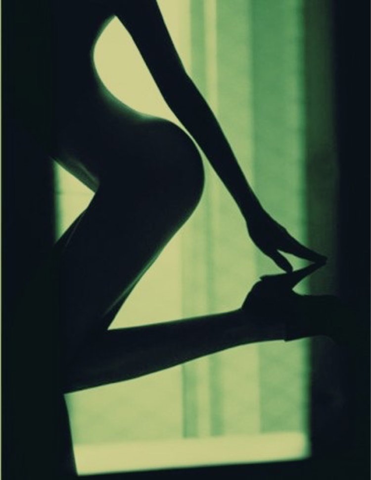 Силуэт красивого женского тела