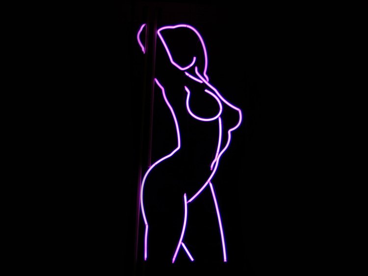 Девушка в неоне