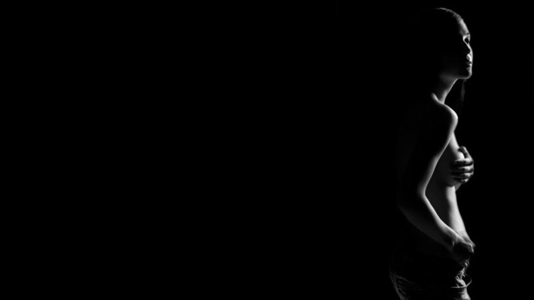 Силуэт девушки на коленях