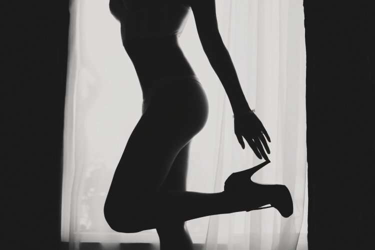 Женский силуэт на черном фоне