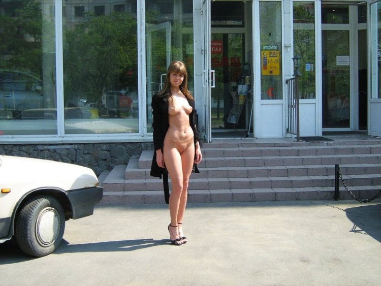 Девушка разделась на мосту