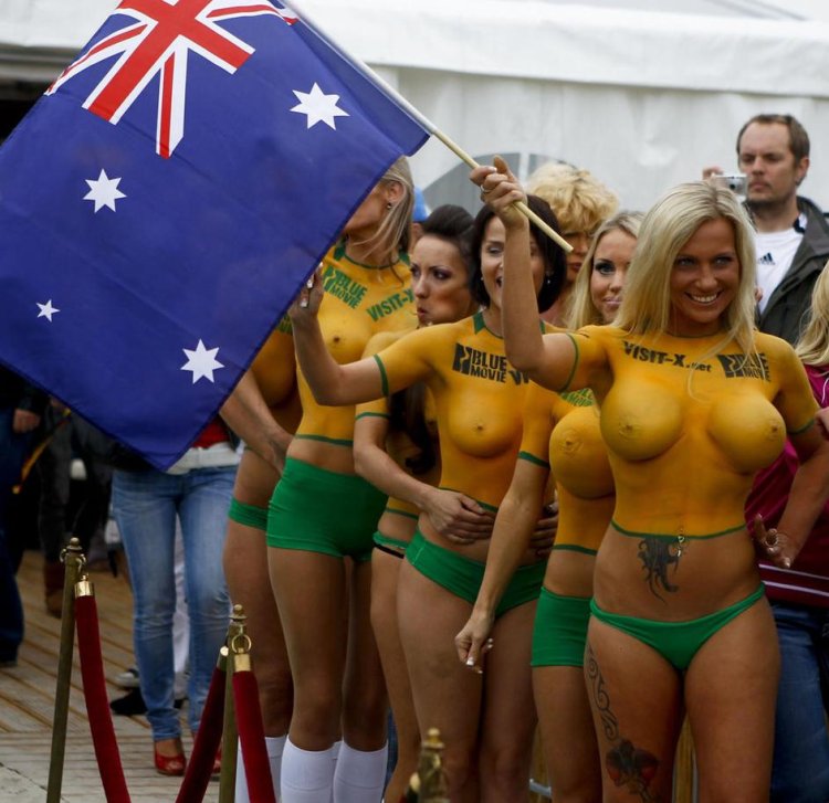 Бразильские болельщицы ню