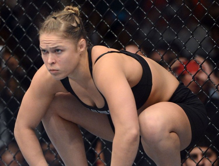 Секси девушка в боксерских перчатках